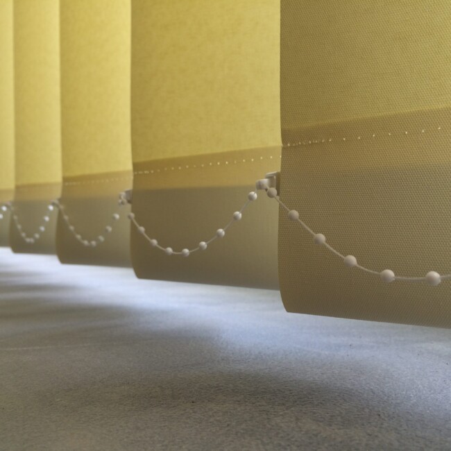 Jak dobrać rolety do biura?