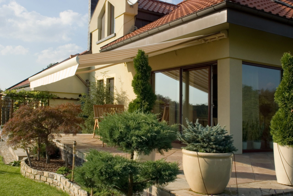 Osłony przeciwsłoneczne na taras – markiza, pergola czy refleksol?