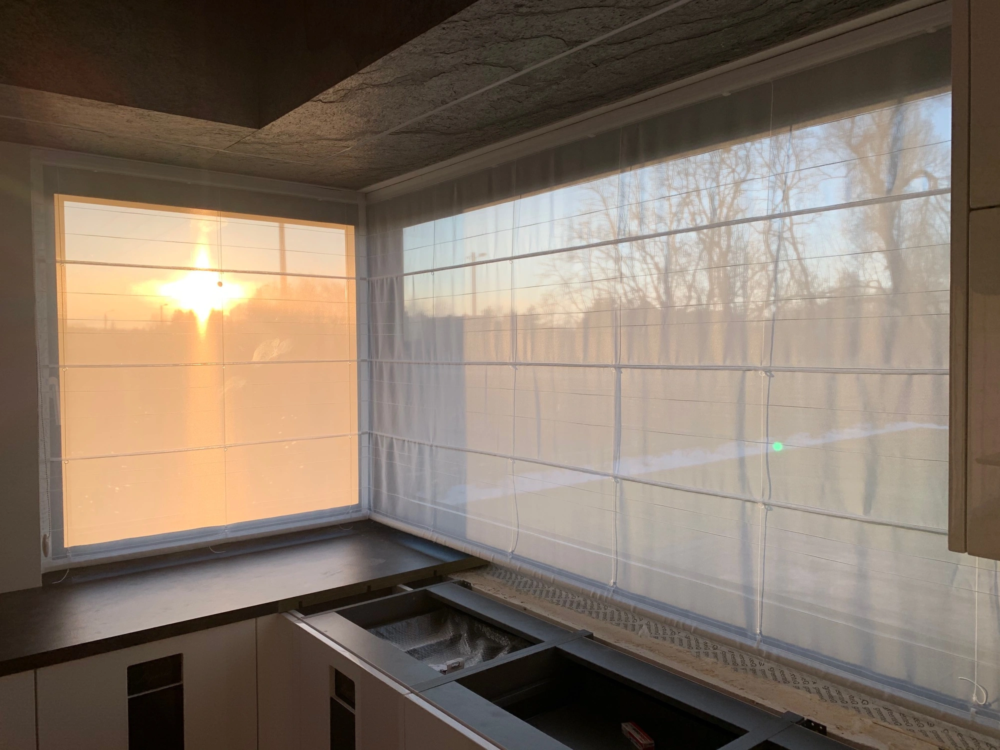 Duże przeszklenia w salonie – ZIP screen, refleksol czy żaluzja fasadowa?