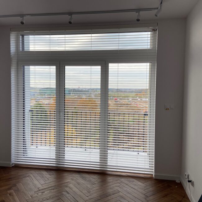 Żaluzje drewniane i bambusowe — realizacja po montażu INTIROL