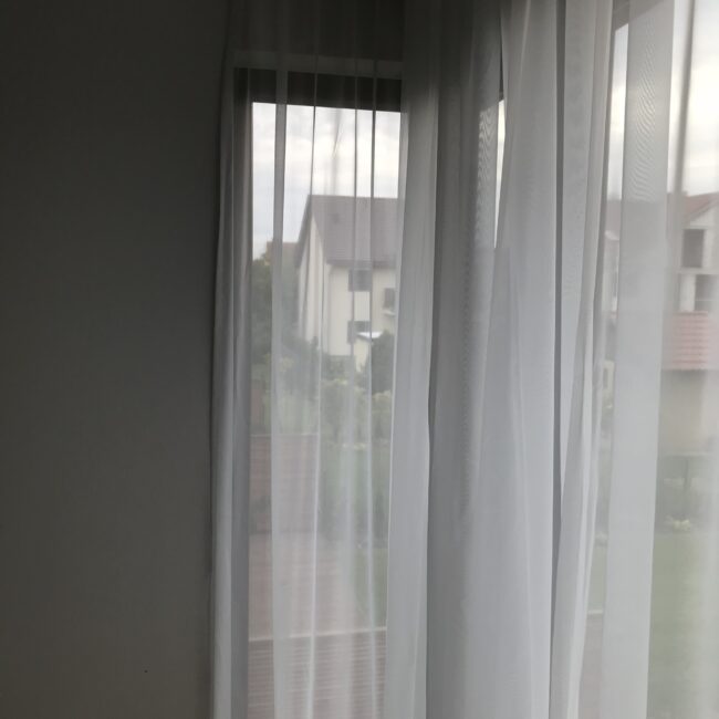 Karnisze, maskownice, firany i zasłony — realizacja po montażu INTIROL